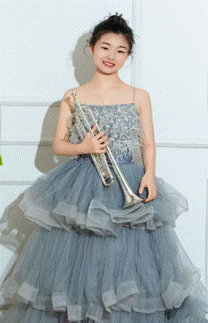 穿裙子的小孩 AI 生成的内容可能不正确。