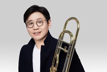 图片包含 人, 西装, 女人, 对着 AI 生成的内容可能不正确。