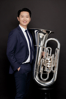 图片包含 乐器, 音乐, 人, 室内 AI 生成的内容可能不正确。